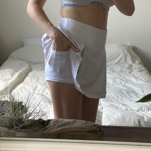 White tennis skirt with built-in shorts - Picture 4 of 8